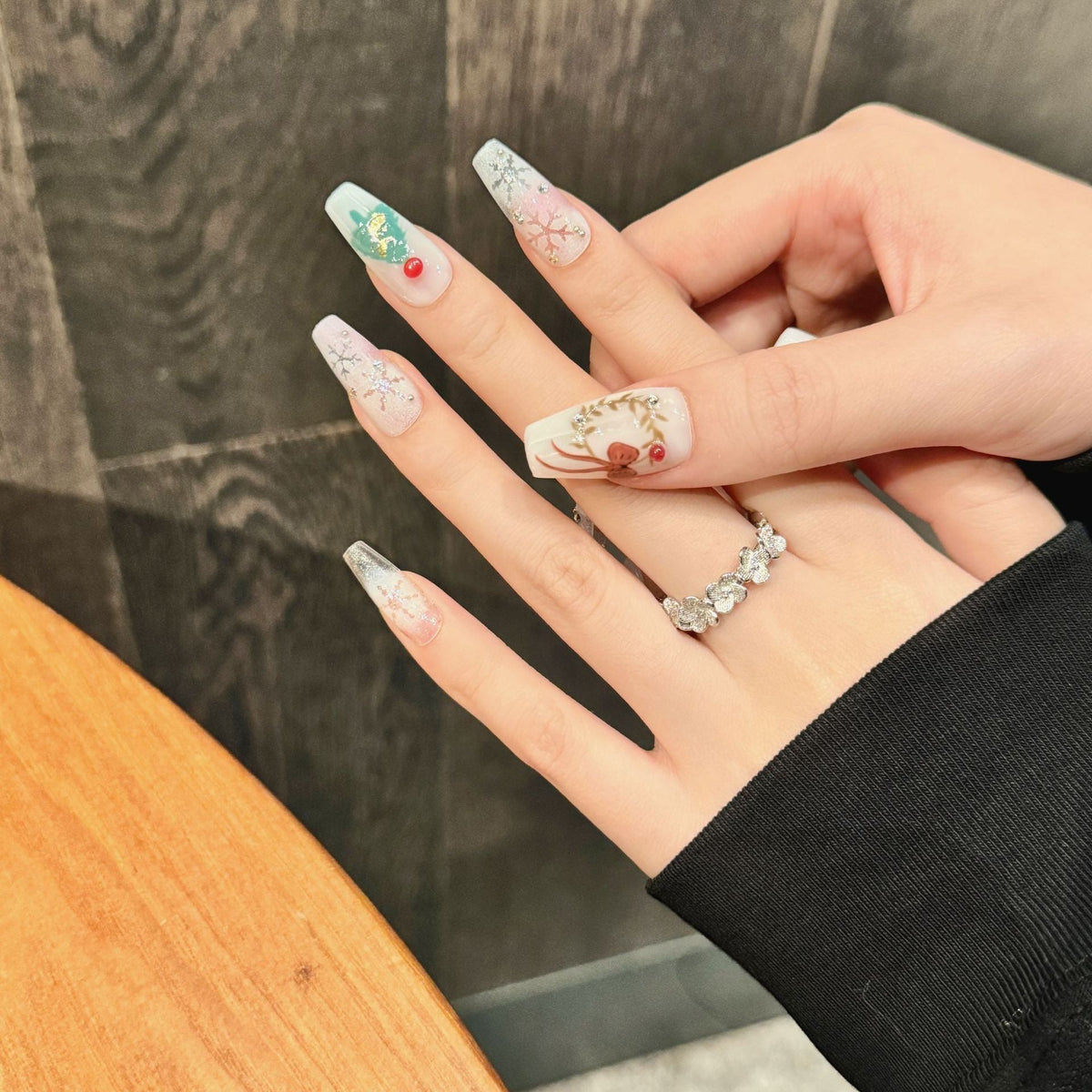 Elegant Christmas Wreath & Tree Press‑On Nails – White and Gold Medium Design – Image 3