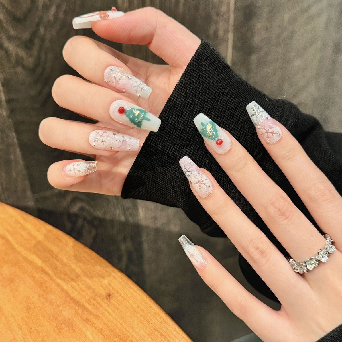 Elegant Christmas Wreath & Tree Press‑On Nails – White and Gold Medium Design – Image 2