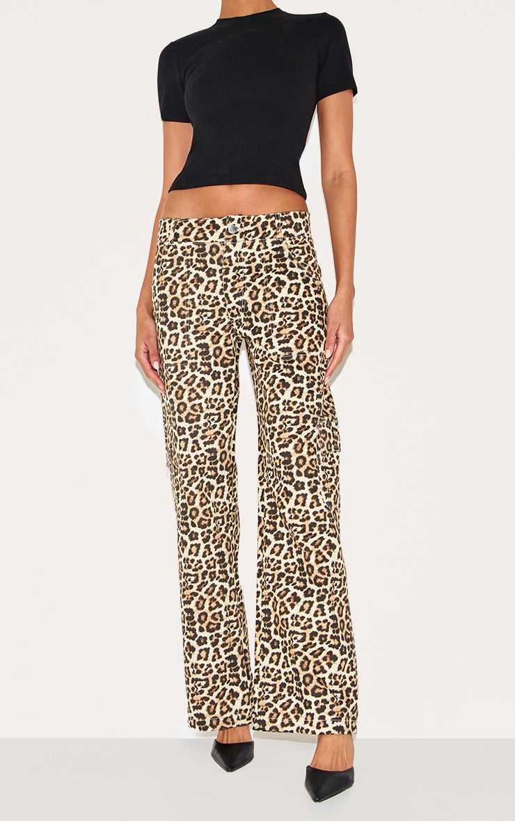 https://cdn-img.prettylittlething.com/0/b/a/6/0ba6bbd217136f9da1316c4b858ffba23fe563ad_CNI8972_2_leopard_printed_cargo_trousers.jpg