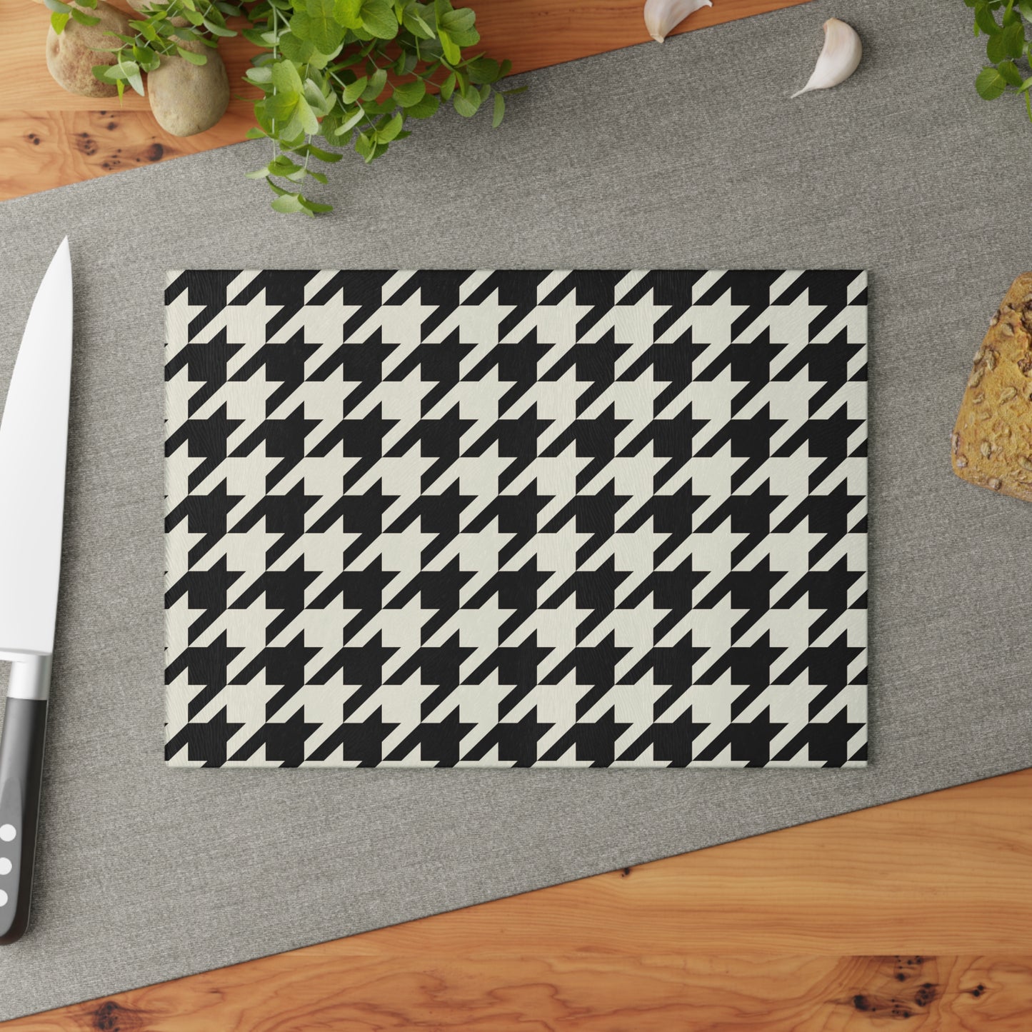 Chic Houndstooth Glass Cutting Board - Stylish Kitchen Decor, Unique Gift for Chefs, Wedding Present, Functional Serveware