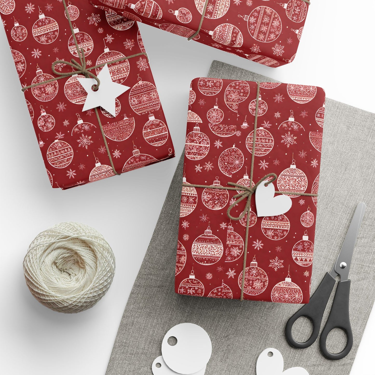 ফেস্টুন লাল অর্নামেন্ট র‍্যাপিং পেপার রোল — ক্রিসমাস গিফট র‍্যাপ