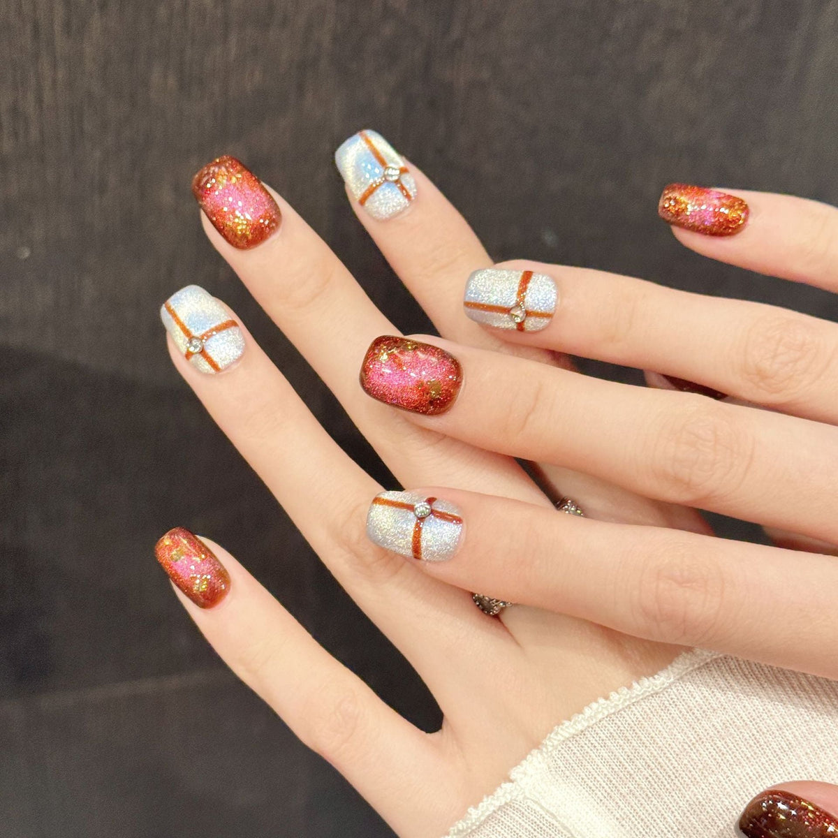 365nails: "Crimson Cross" – 3D Chrome & Glitter Handmade Square Nails – Image 3