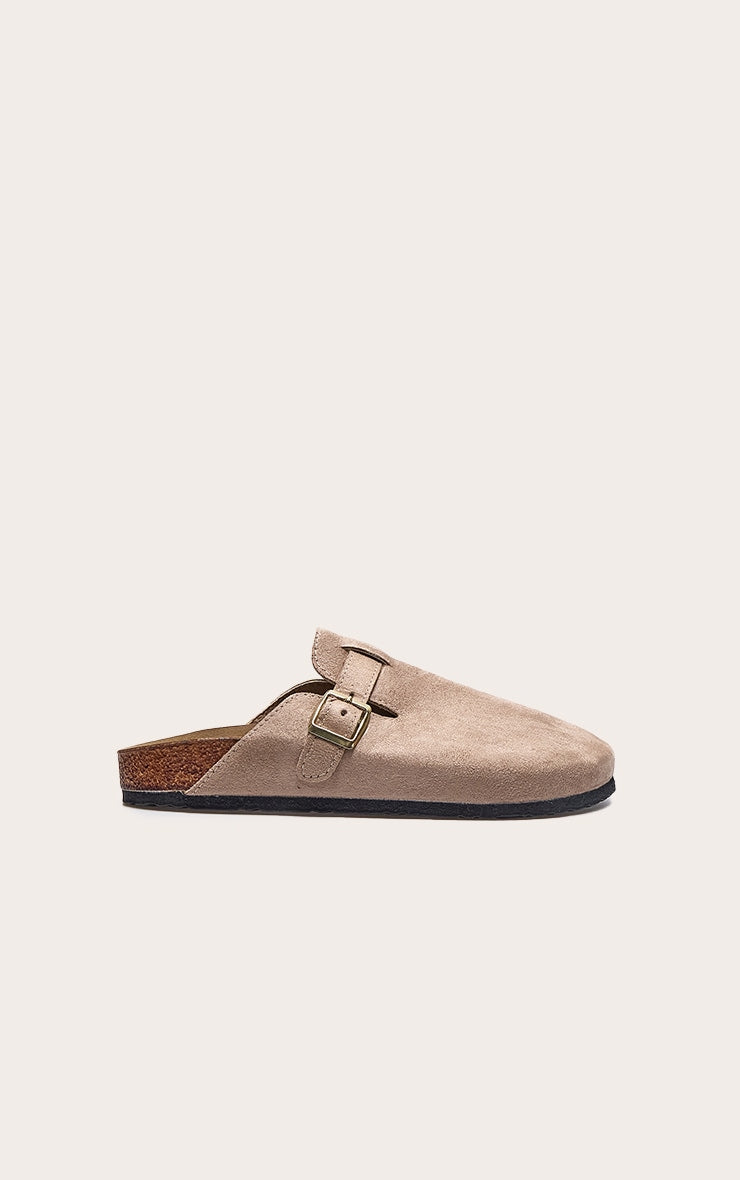 https://cdn-img.prettylittlething.com/b/7/6/c/b76c997e5cd5d4a6cde66d26f09ceb60185fac43_CNC5699_1_beige_faux_suede_buckled_mule_cloggs.jpg