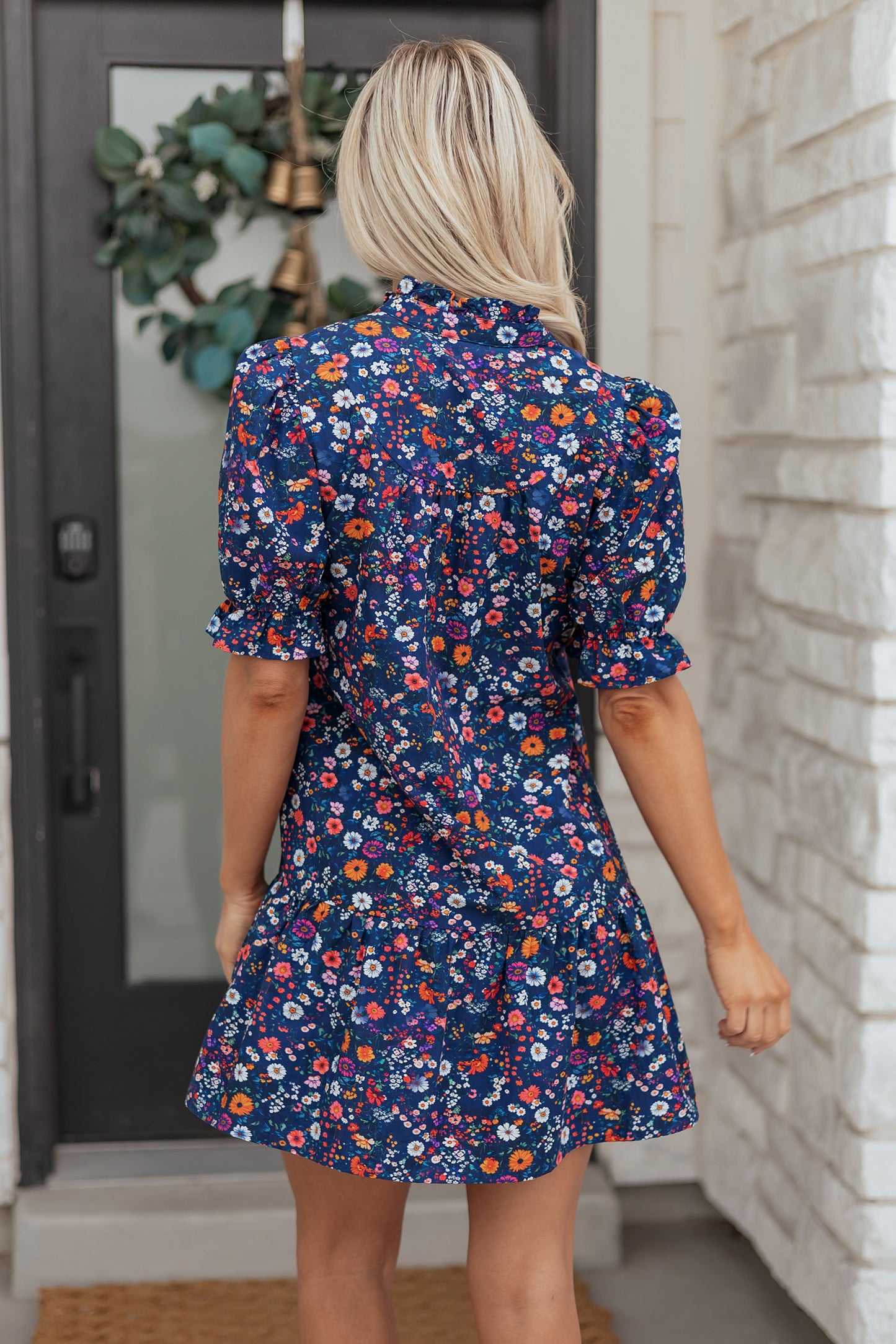 নীল ওয়াইল্ড ডেইজি ফ্লোরাল স্প্লিট নেক শর্ট পাফ স্লিভ মিনি ড্রেস