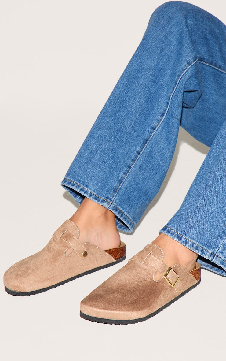 https://cdn-img.prettylittlething.com/e/1/e/e/e1ee0ce3bcbe6a72153467ea9195ff3ebc5364e7_CNC5699_5_beige_faux_suede_buckled_mule_cloggs.jpg